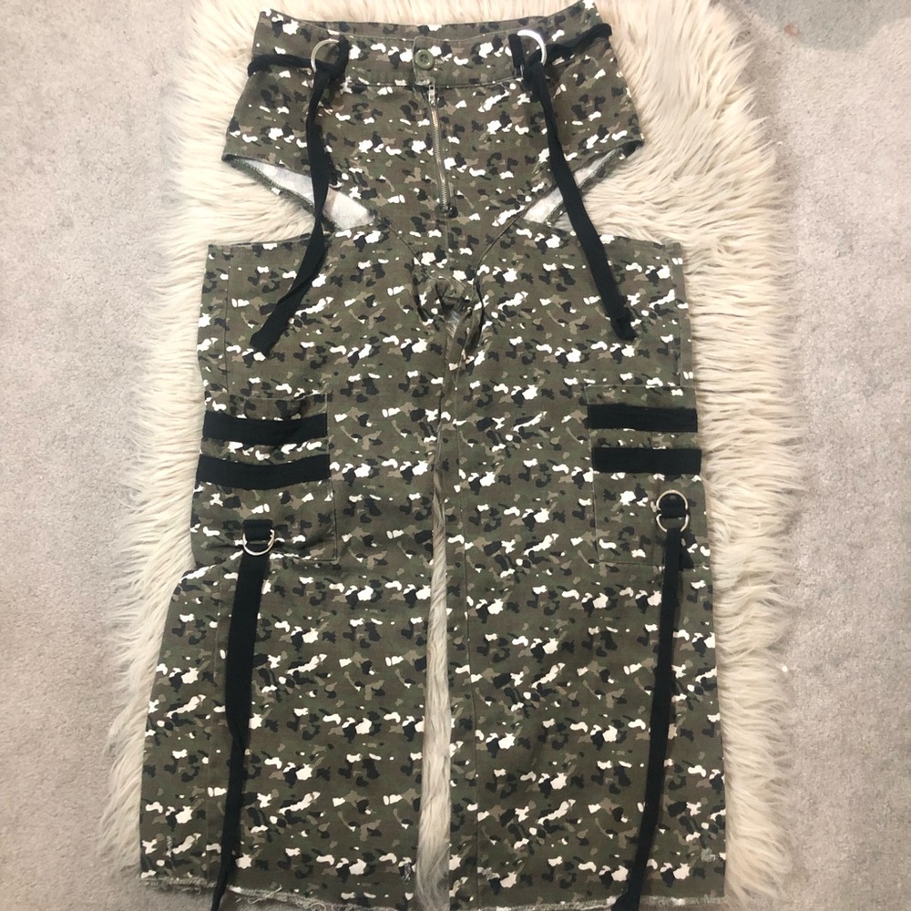 Better Be Grunge Style Camo Capri Pants